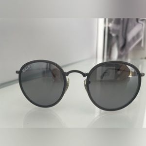 Round polarized Raybans grey